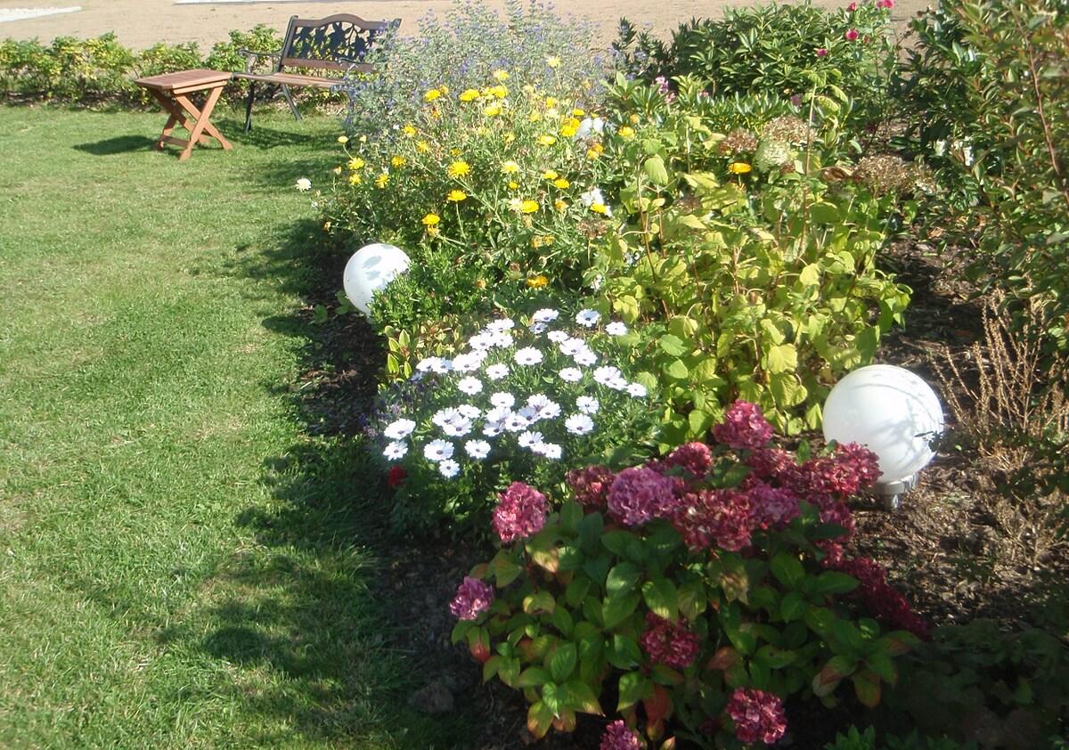 Blühender Garten am Haus Mirabelle