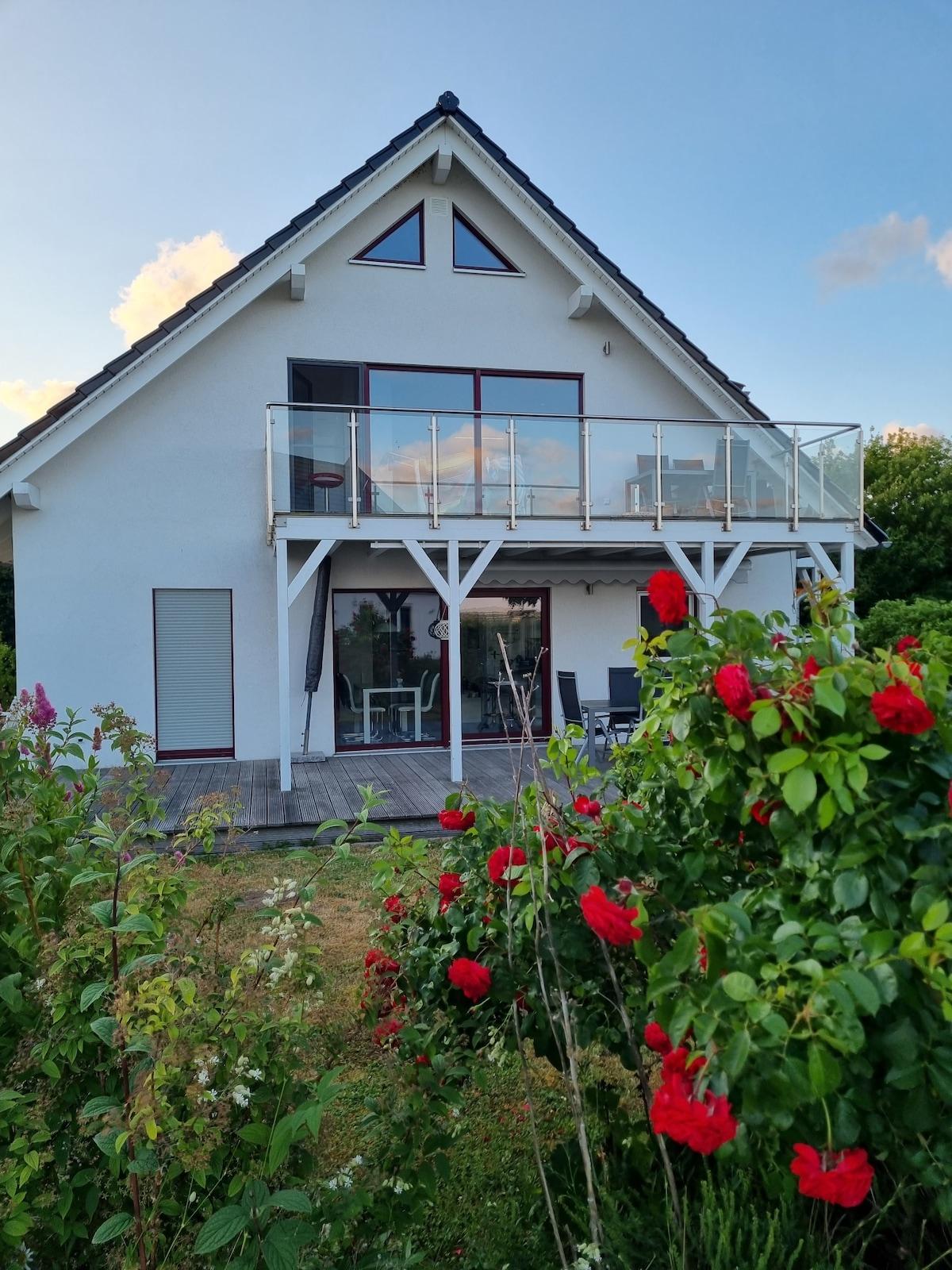 Haus Mirabelle mit blühenden Rosen
