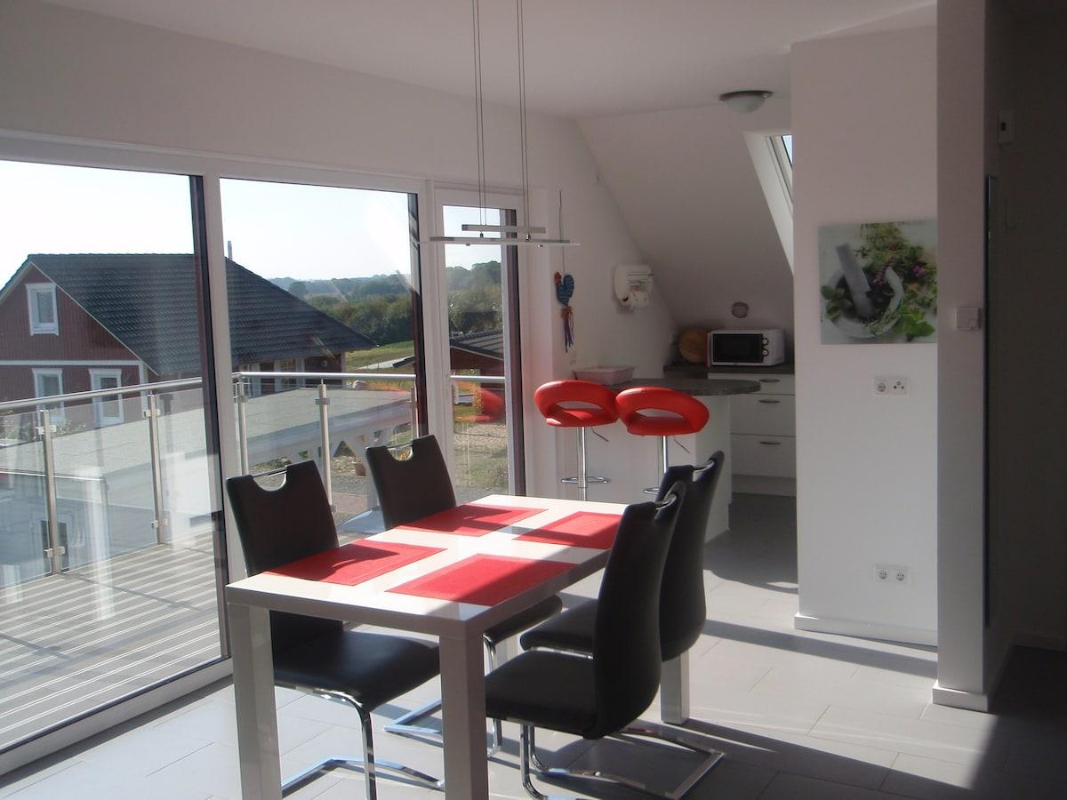 Heller Essbereich mit Zugang zum Balkon
